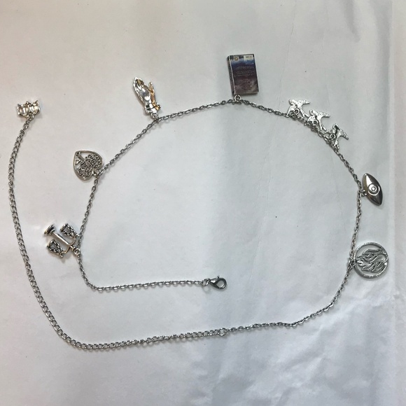 Divergent by Veronica Roth Handmade Literature Necklace, Book Cover, 3 Birds - Picture 13 of 16